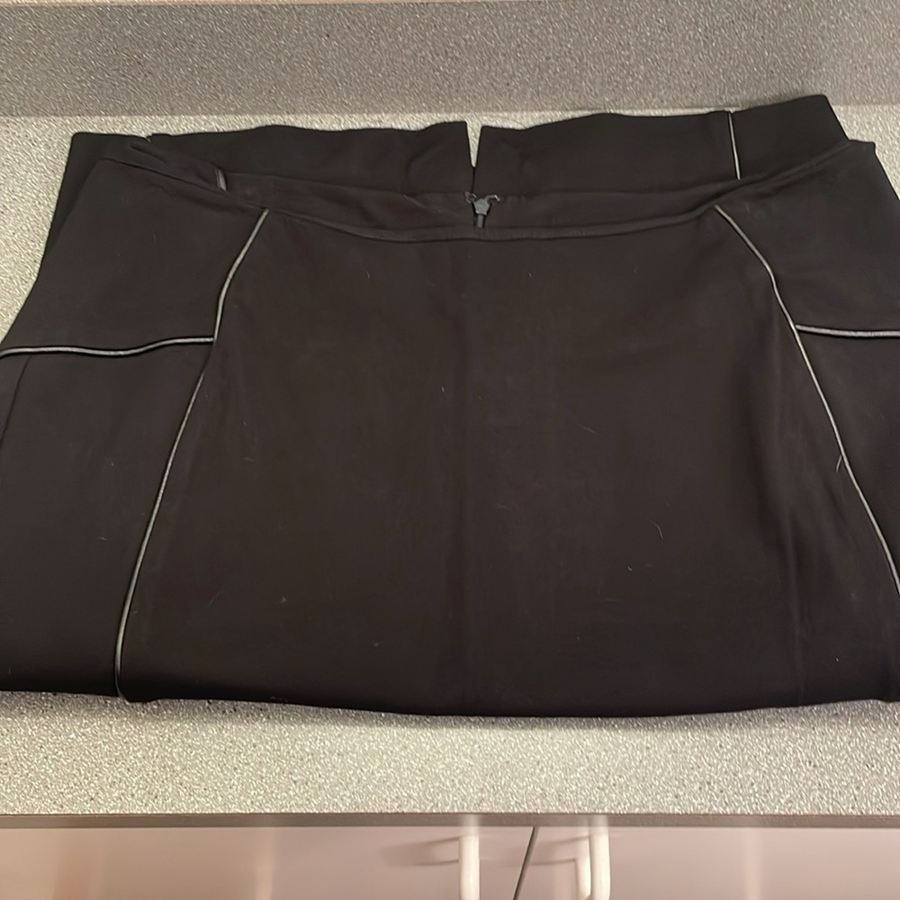 Beautiful stretchy black pencil skirt!